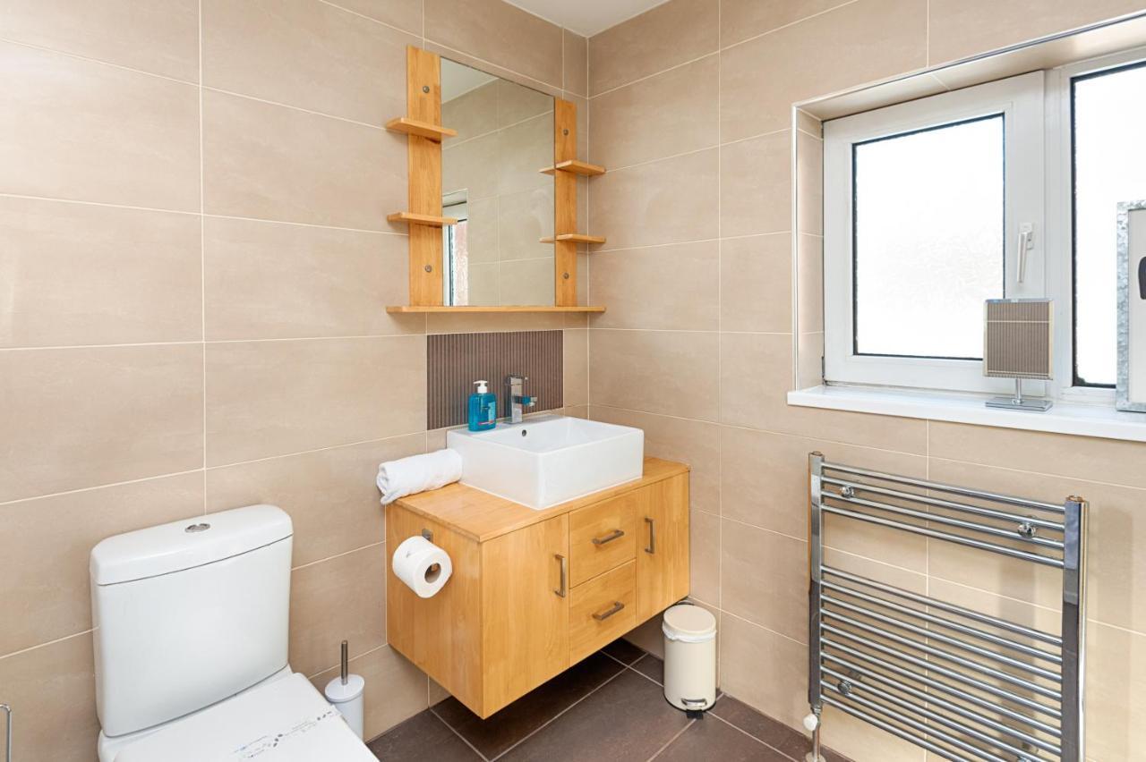 Parking, Garden, En-Suite & Tv'S In All Rooms, Large Living Space Swansea Bagian luar foto