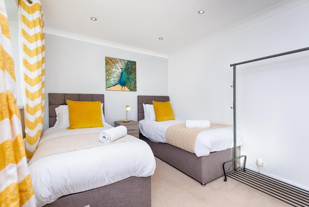 Parking, Garden, En-Suite & Tv'S In All Rooms, Large Living Space Swansea Bagian luar foto