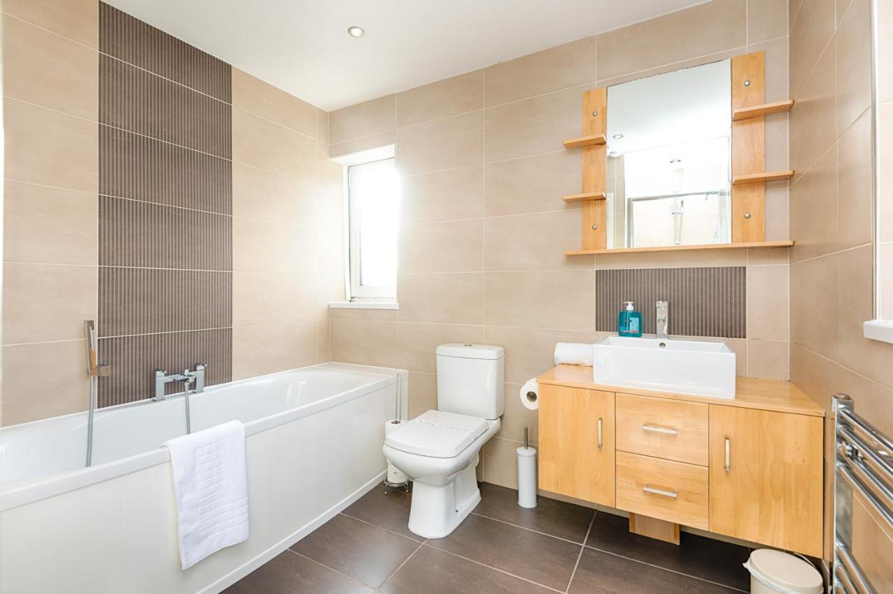 Parking, Garden, En-Suite & Tv'S In All Rooms, Large Living Space Swansea Bagian luar foto