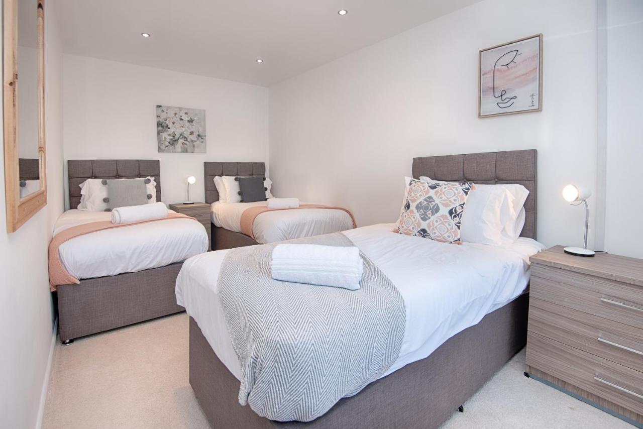 Parking, Garden, En-Suite & Tv'S In All Rooms, Large Living Space Swansea Bagian luar foto