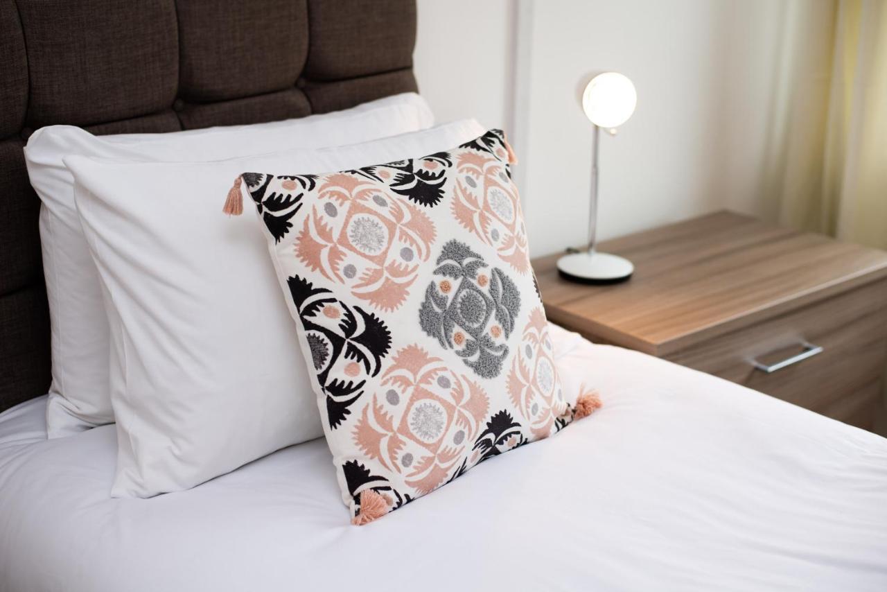 Parking, Garden, En-Suite & Tv'S In All Rooms, Large Living Space Swansea Bagian luar foto
