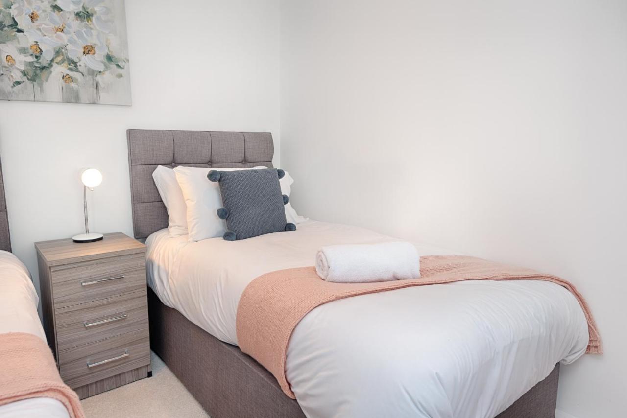 Parking, Garden, En-Suite & Tv'S In All Rooms, Large Living Space Swansea Bagian luar foto