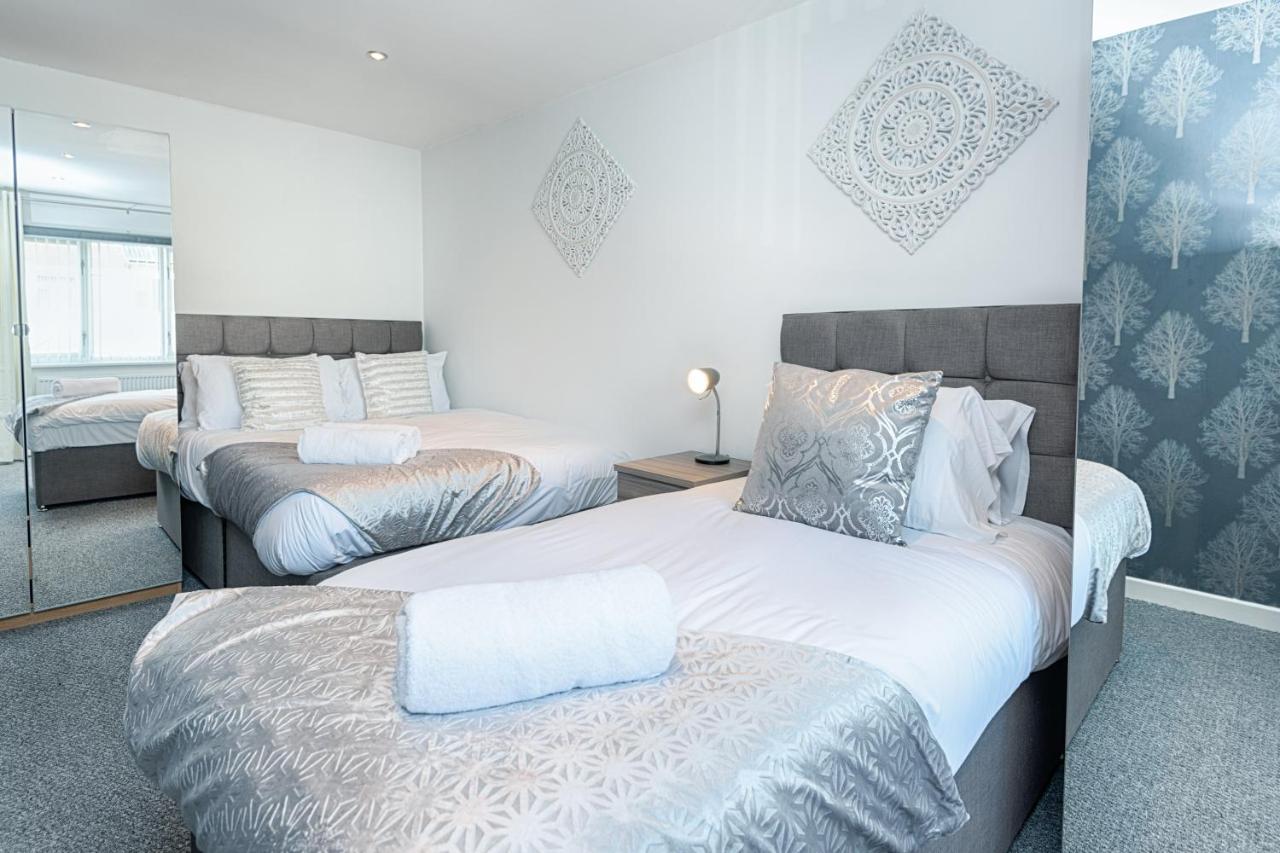Parking, Garden, En-Suite & Tv'S In All Rooms, Large Living Space Swansea Bagian luar foto