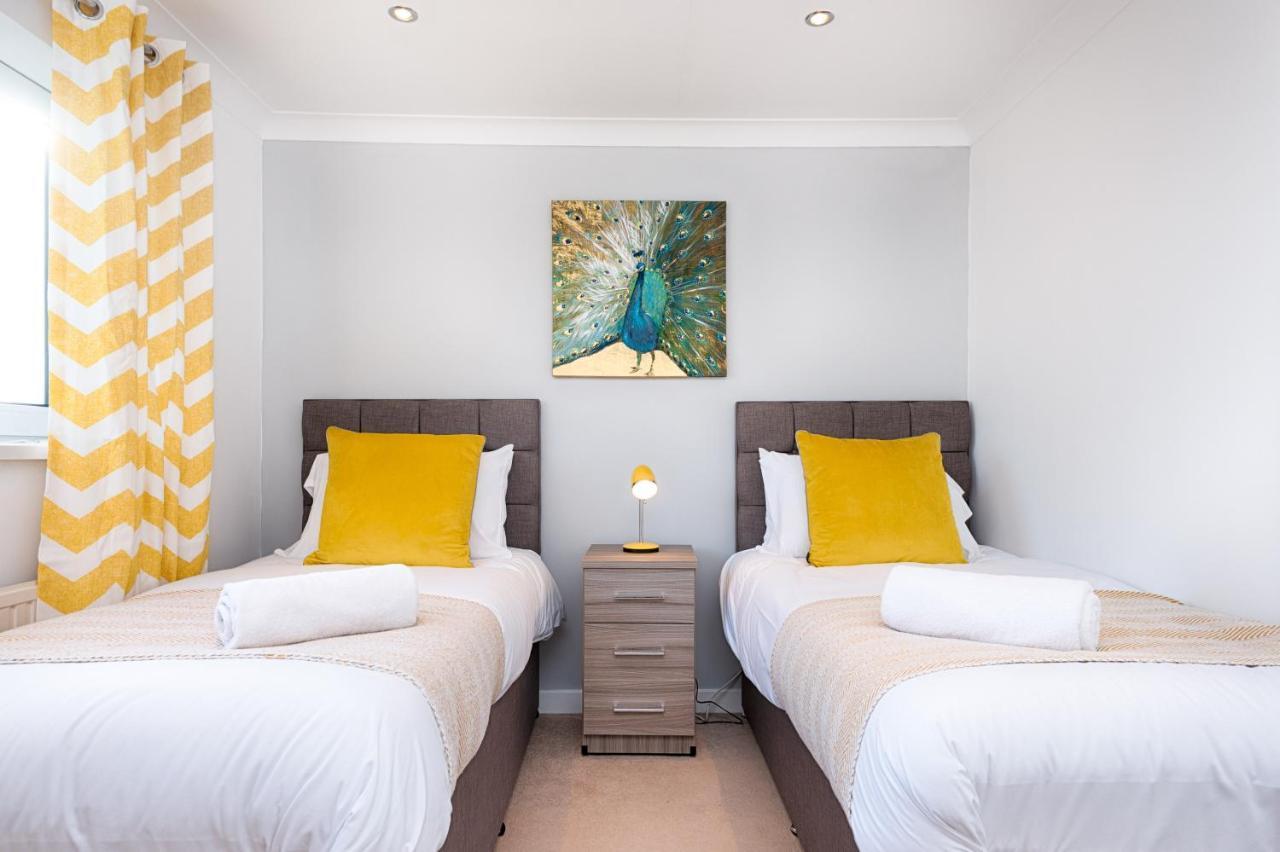 Parking, Garden, En-Suite & Tv'S In All Rooms, Large Living Space Swansea Bagian luar foto